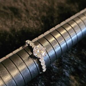 1.0CTW VVSD Moissanite Solitaire in 925 sterling silver. Size 9
